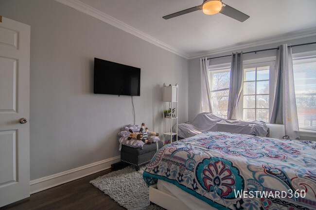 Building Photo - Sunny & Bright 2 Bed / 1 Bath Rental with ...