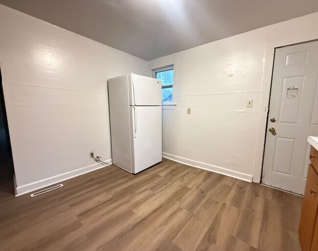 Building Photo - 133 Benton St