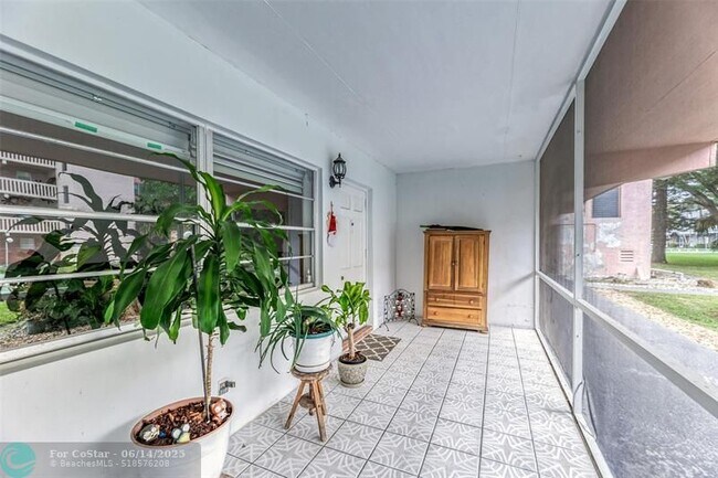 Building Photo - 200 NE 12th Ave