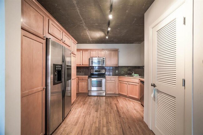 Building Photo - 1005 S Shepherd Dr