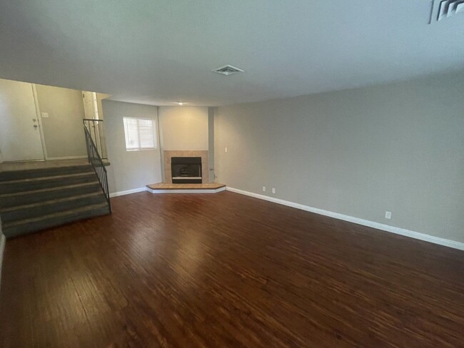 Building Photo - 3 Bed/ 2.5.Ba 2 story townhome , Gated Com...