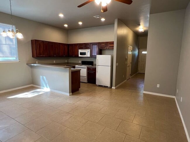 Building Photo - (3) Bed/(2.5) Bath Townhouse in Core Norma...