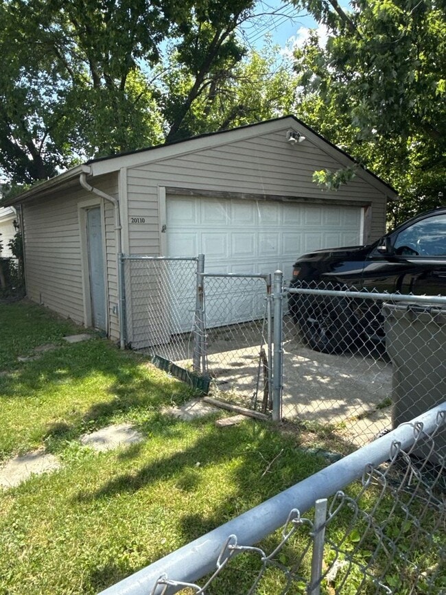 Building Photo - 4 Bedroom home in Clinton Township