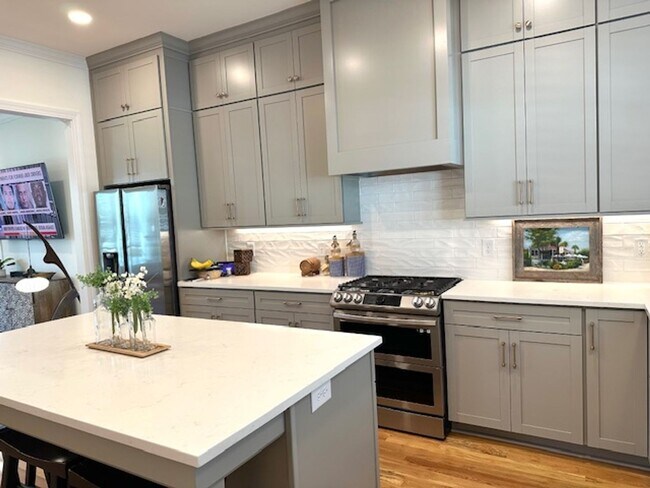 Building Photo - LUXURY TOWNHOME IN FOREST ACRES