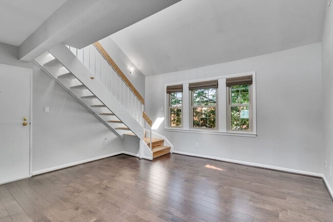 Building Photo - 2 Bedroom with Loft in Old Town North