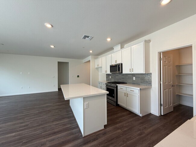 Building Photo - 3 bedroom, 2 bathroom home located in the vibrant community of Madera, CA