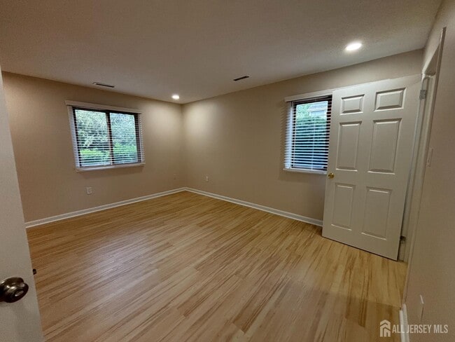 Building Photo - 215 Aspen Dr