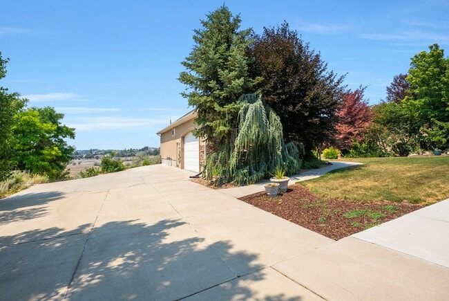Building Photo - 722 W Webb Rd