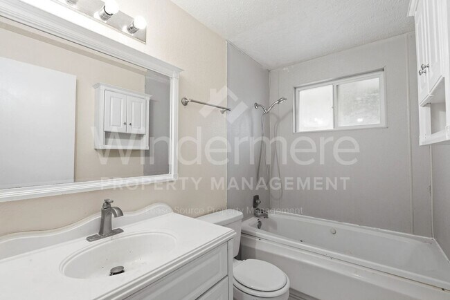 Building Photo - Charming 4-Bedroom Home with Garage & Spacious Yard!