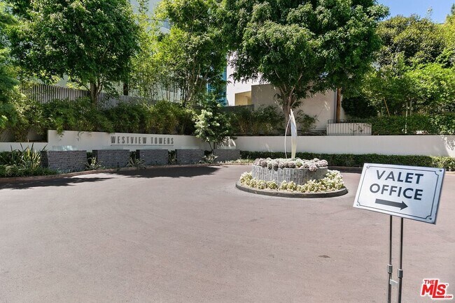 Building Photo - 1155 N La Cienega Blvd