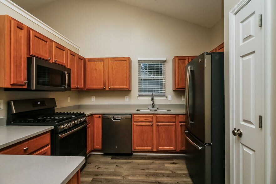 Building Photo - 3010 Brookfield Dr SW