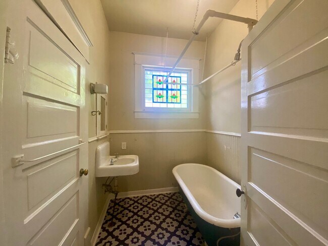 Building Photo - Charming 2/1 in Hyde Park- 4518 Depew!