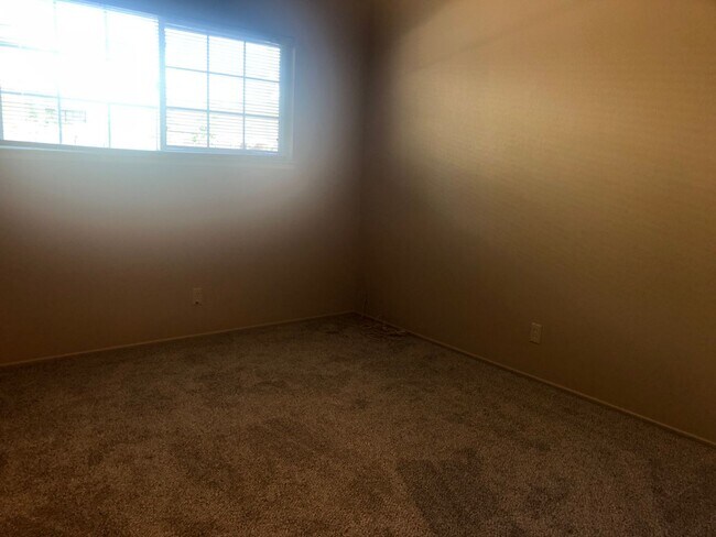 Building Photo - 3 Bed 2 Bath Presidential Home near Los Banos High School with HUGE Backyard!