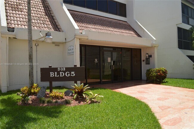 Primary Photo - 303 Racquet Club Rd
