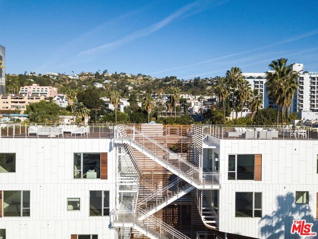 Building Photo - 935 N San Vicente Blvd