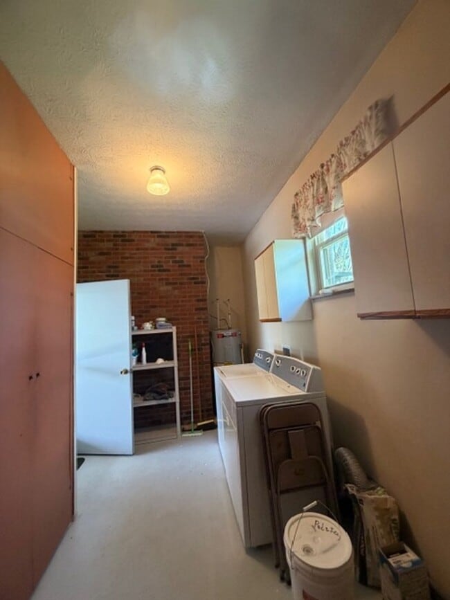 Building Photo - Maryville 37801 - Newly Remodeled 2 bedroom 2 full bath rancher with carport - Contact Debra John...