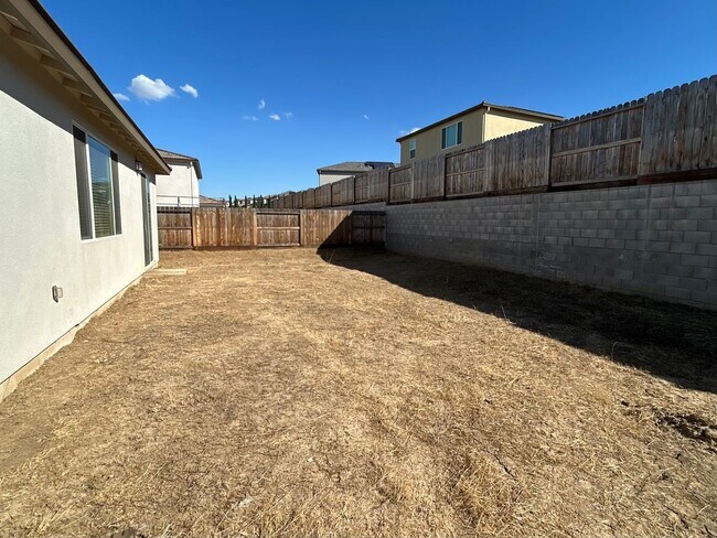 Building Photo - Newer Build 3 Bedroom Home