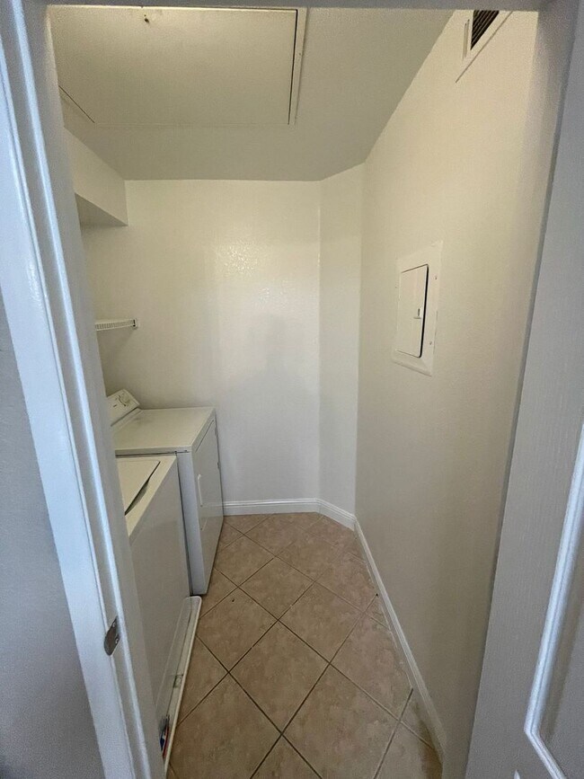 Building Photo - Tuscan Villa one bedroom condo