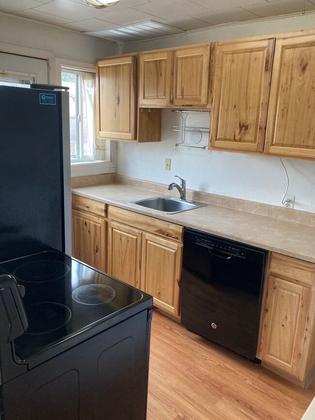 Building Photo - Spacious 2-Bedroom Duplex with Large Fence...