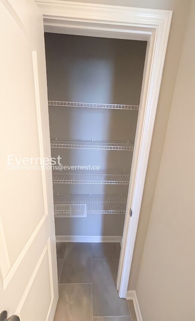 Building Photo - 3 Bed/2 Bath Home with Garage / Pet-Friendly / Vouchers Accepted / Available Now!