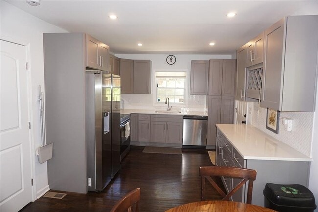 Building Photo - 2163 Lilac Ln