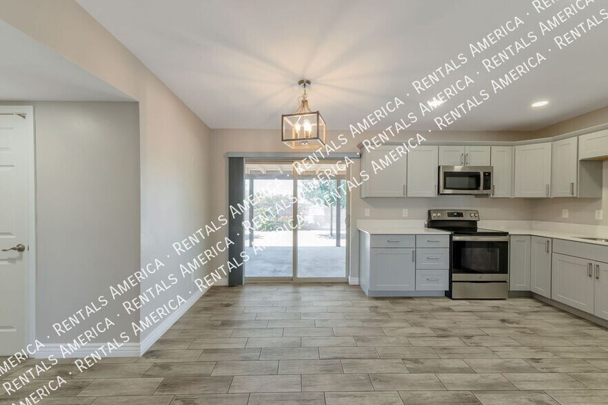 Building Photo - 4000 W Orangewood Dr