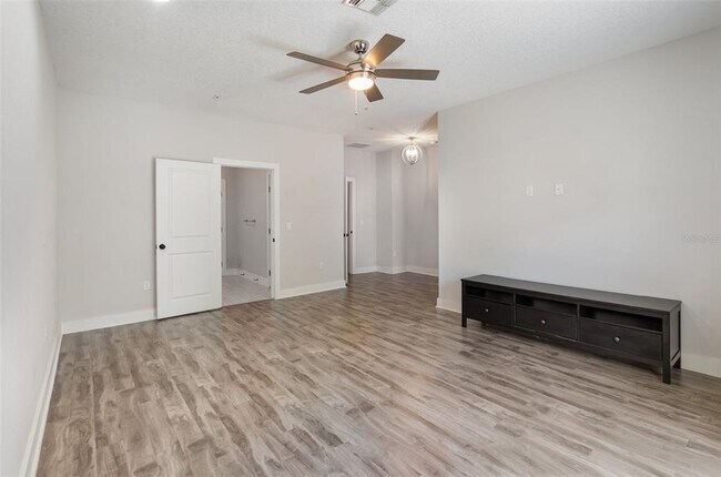 Building Photo - 2233 E Kaley Ave