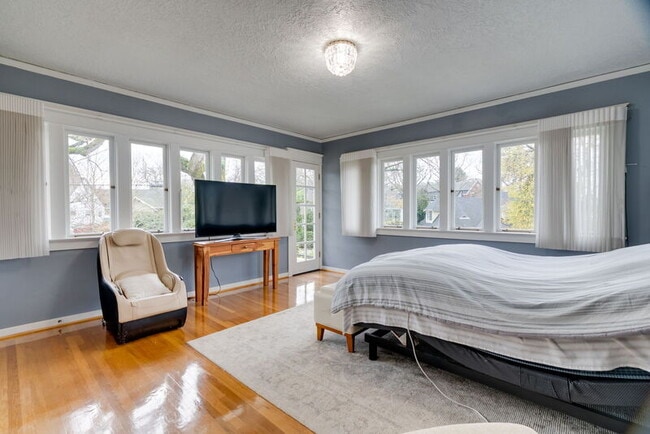 Building Photo - 3321 NE Peerless Pl