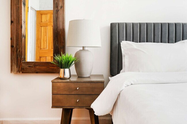 Building Photo - 240 E 26th St