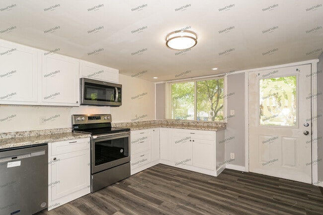 Building Photo - 2826 Dawnview Dr