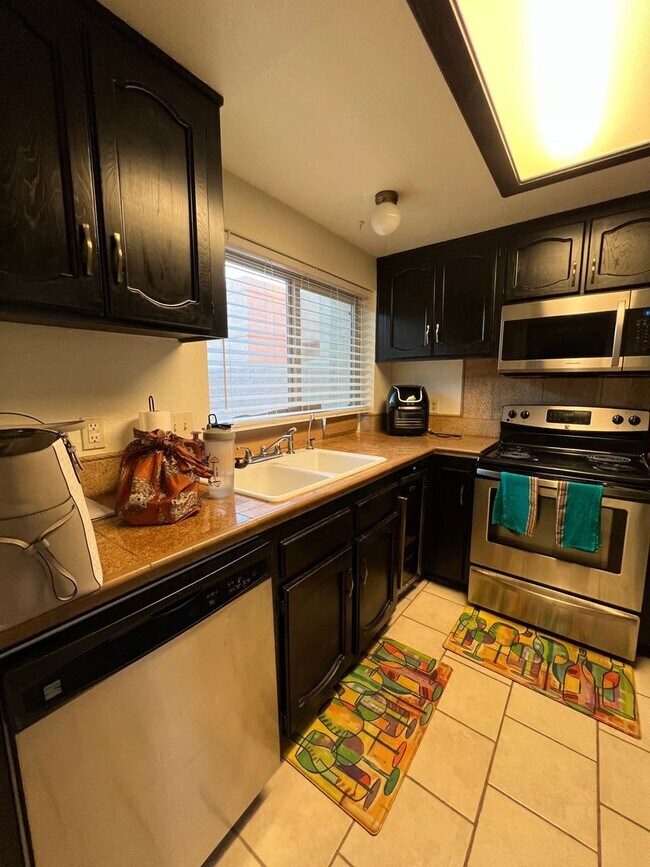 Building Photo - TOWNHOME IN MESA DEL SOL!