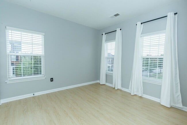 Building Photo - 4 bed, 2.5 bath Single Family Home in Char...