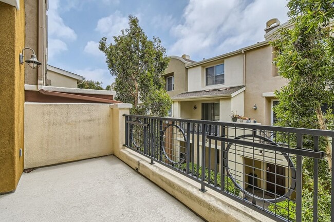 Building Photo - Stylish 3BR Townhome in Prime Central SD –...