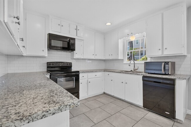 Building Photo - 1409 Wycliffe Dr