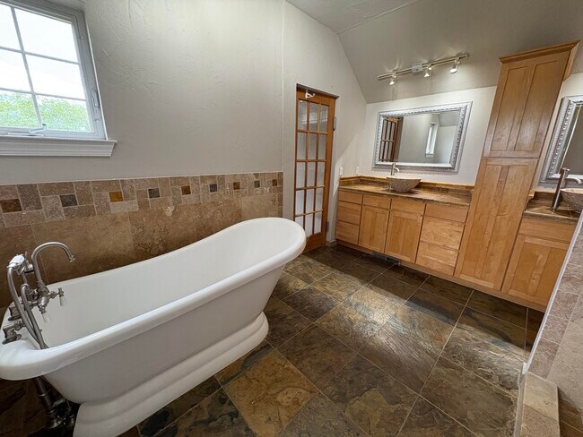 Building Photo - 8612 Eagle Rock Ave NE