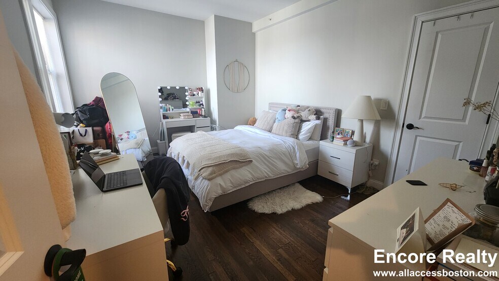 Building Photo - 2017 Commonwealth Ave