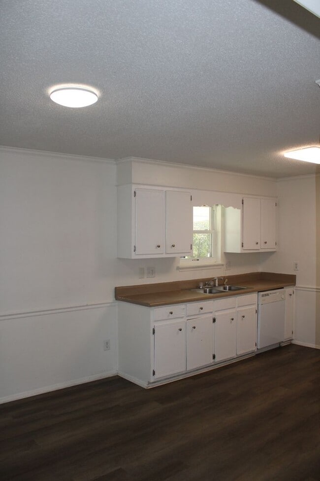 Building Photo - 3 Bedroom 2 Bath In Hephzibah!