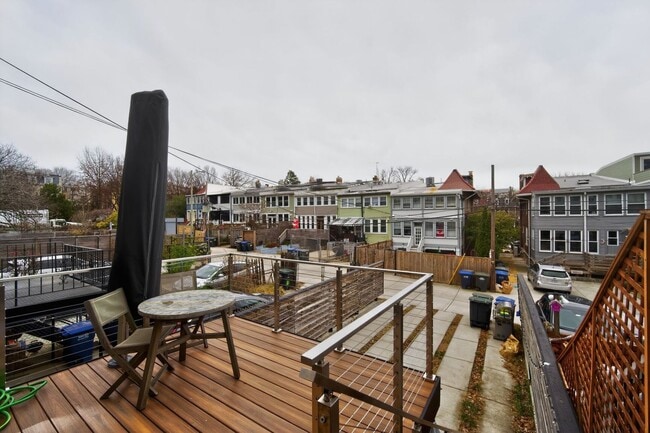 Building Photo - Gorgeous Renovated Furnished 3br in Mt Pleasant for Seasonal Lease