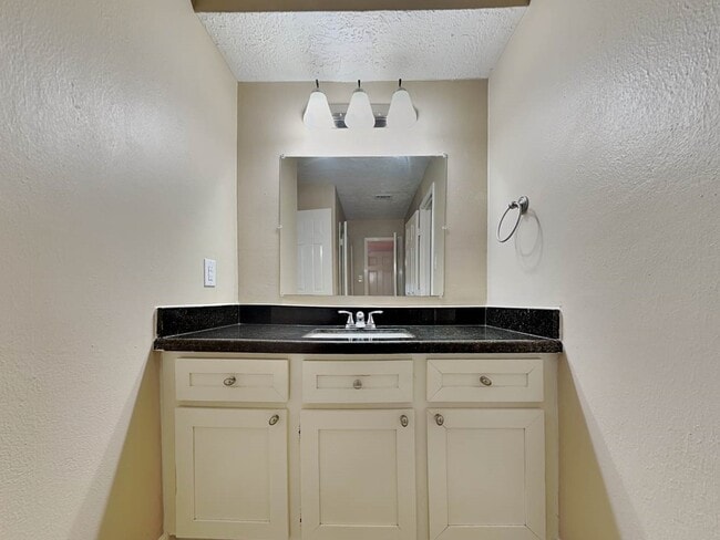 Building Photo - 15027 Pebble Bend Dr