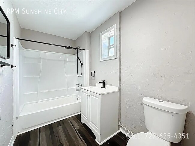 Building Photo - 944 18th Ave S