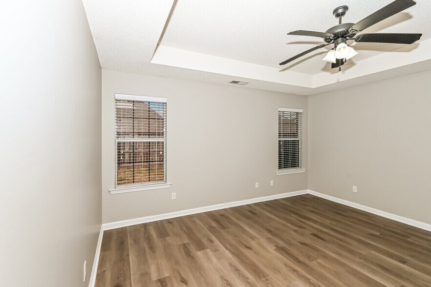 Building Photo - 9876 Southern Oak Way
