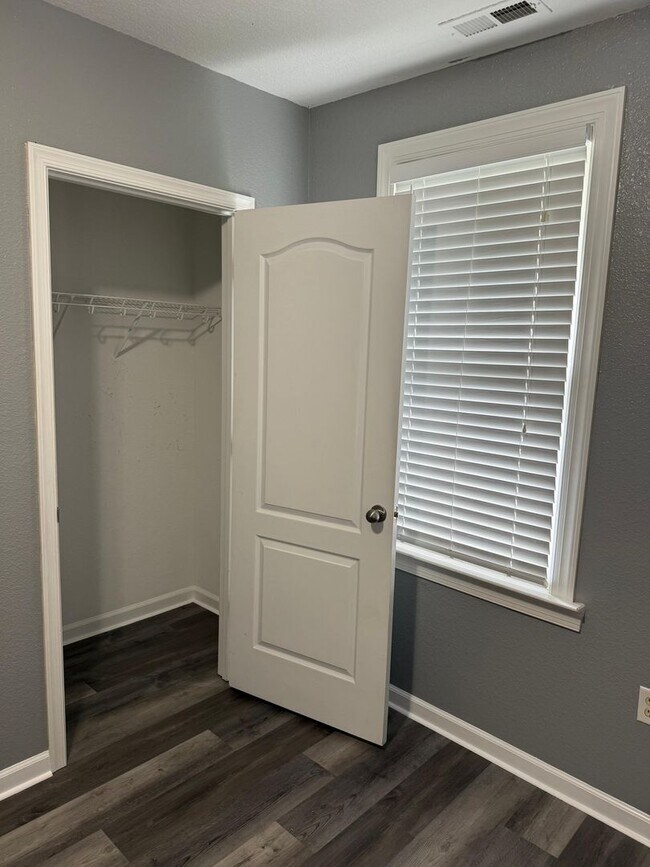Building Photo - 4 bedroom 3 baths single family house clos...
