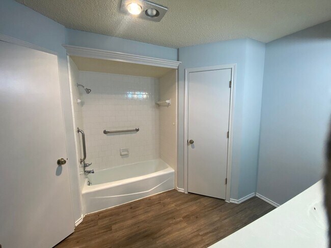 Building Photo - Three bedroom, two bath home available for lease!