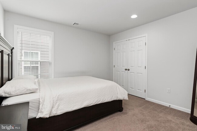Building Photo - 48 Meadow Creek Ln