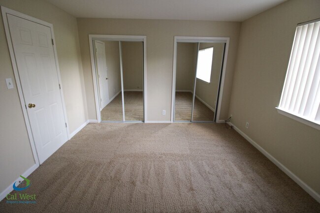 Building Photo - $3,095 2 Bedroom 1.5 Bath Bi-Level Town home