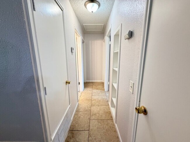 Building Photo - Nice 4 BR, 1.5 Bath w/ Large Back Yard