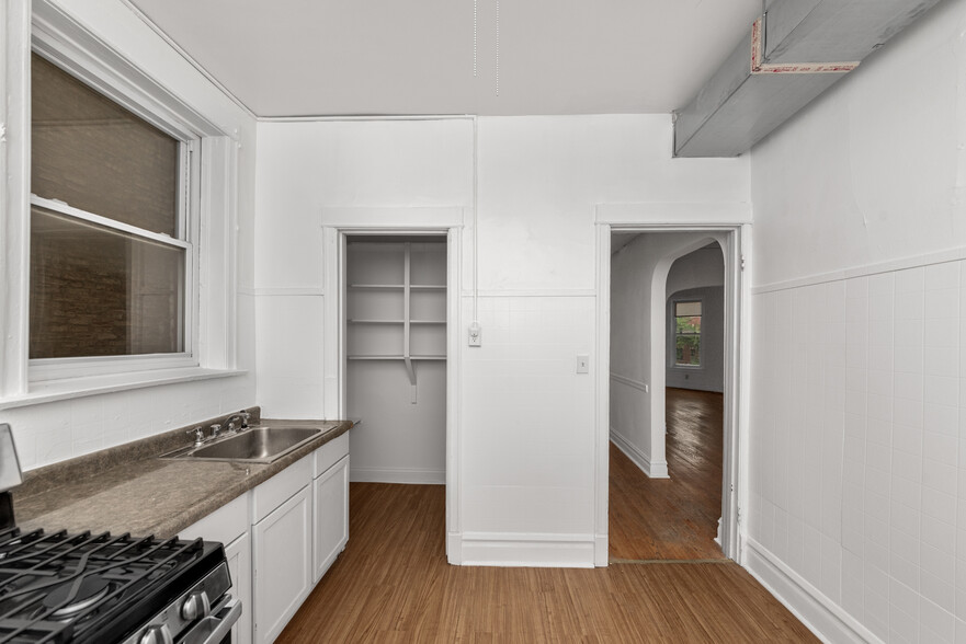 Building Photo - 1353 W Catalpa Ave