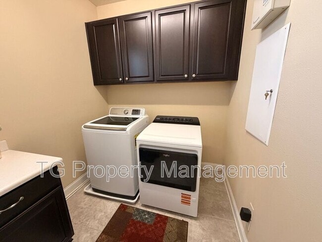 Building Photo - 305 Medio Dr