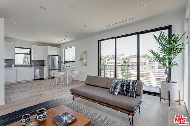 Building Photo - 3756 Brilliant Dr