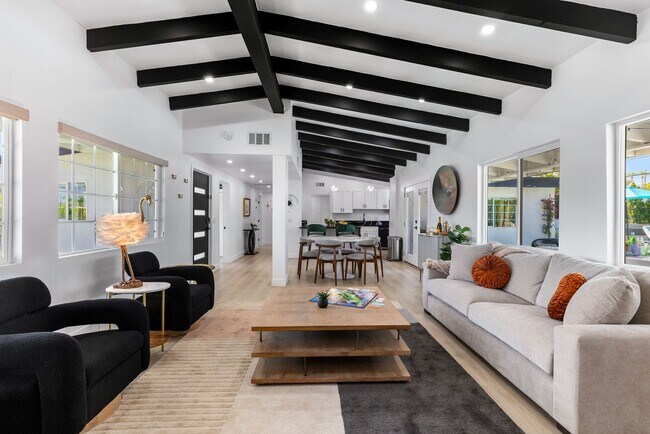Building Photo - Stunning Desert Contemporary Home in Sunri...